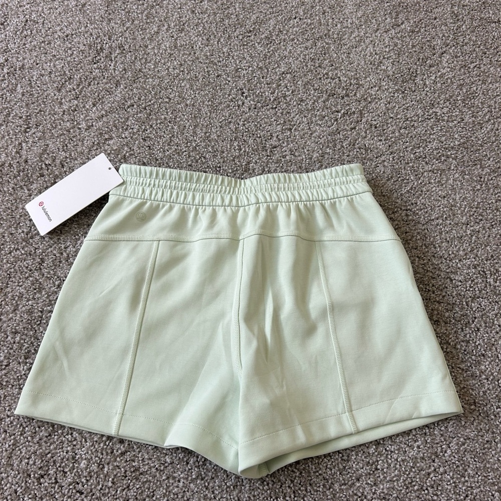 Lululemon Softstreme HR Short 4” size 6 in kohlrabi green - Picture 2 of 4